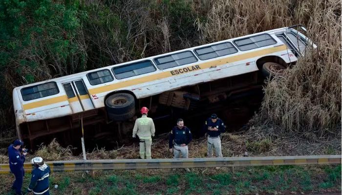 Candói - Ônibus escolar com 25 crianças tomba na BR-277